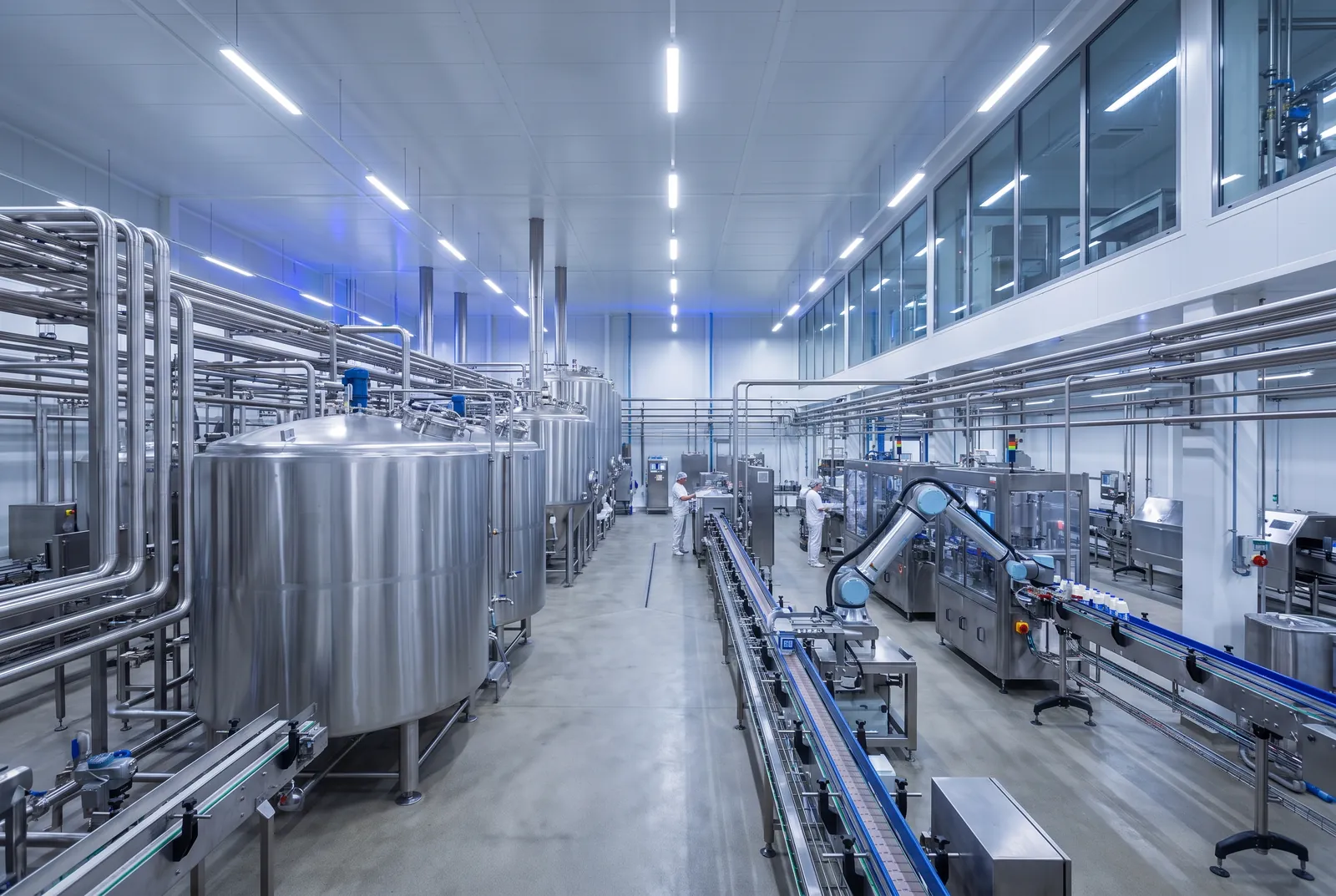 Interno dello stabilimento di produzione con impianti in acciaio
